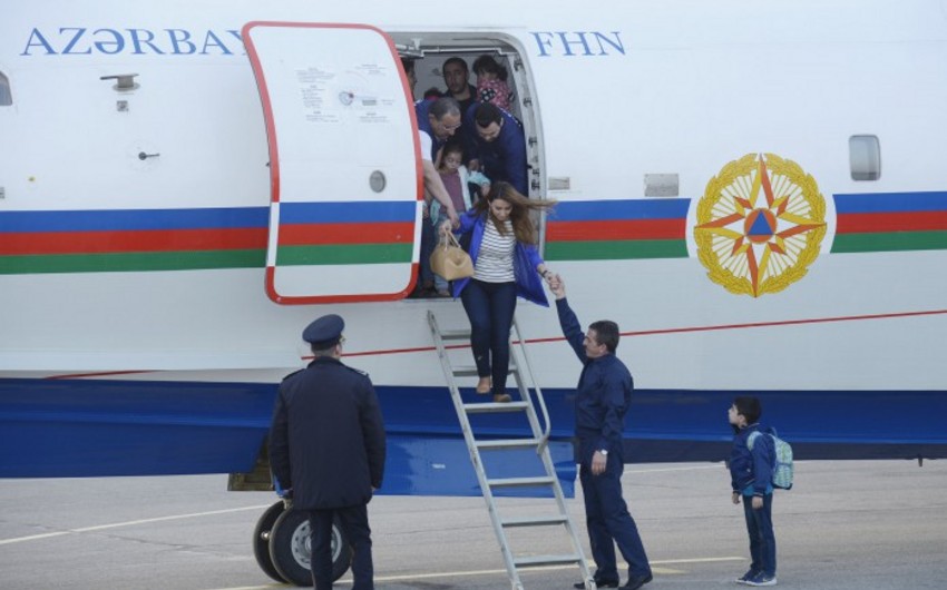 ​Самолет МЧС доставил в Баку эвакуированных из Непала граждан Азербайджана и Грузии - ФОТО