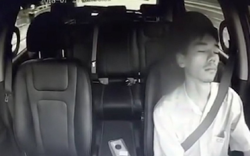 Çində taksi sürücüsü hərəkətdə olan maşının sükanı arxasında yatıb - VİDEO