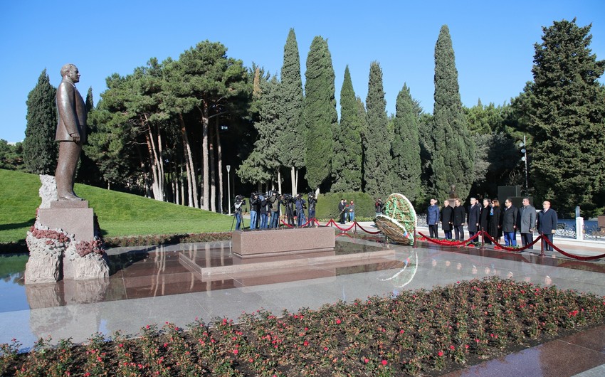 Руководство ПНА посетило могилу основателя партии Гейдара Алиева
