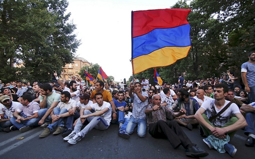 Протестующие в Армении пытаются попасть в центр главной площади Еревана