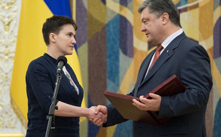 Порошенко присвоил Савченко звание Героя Украины и вручил ей орден