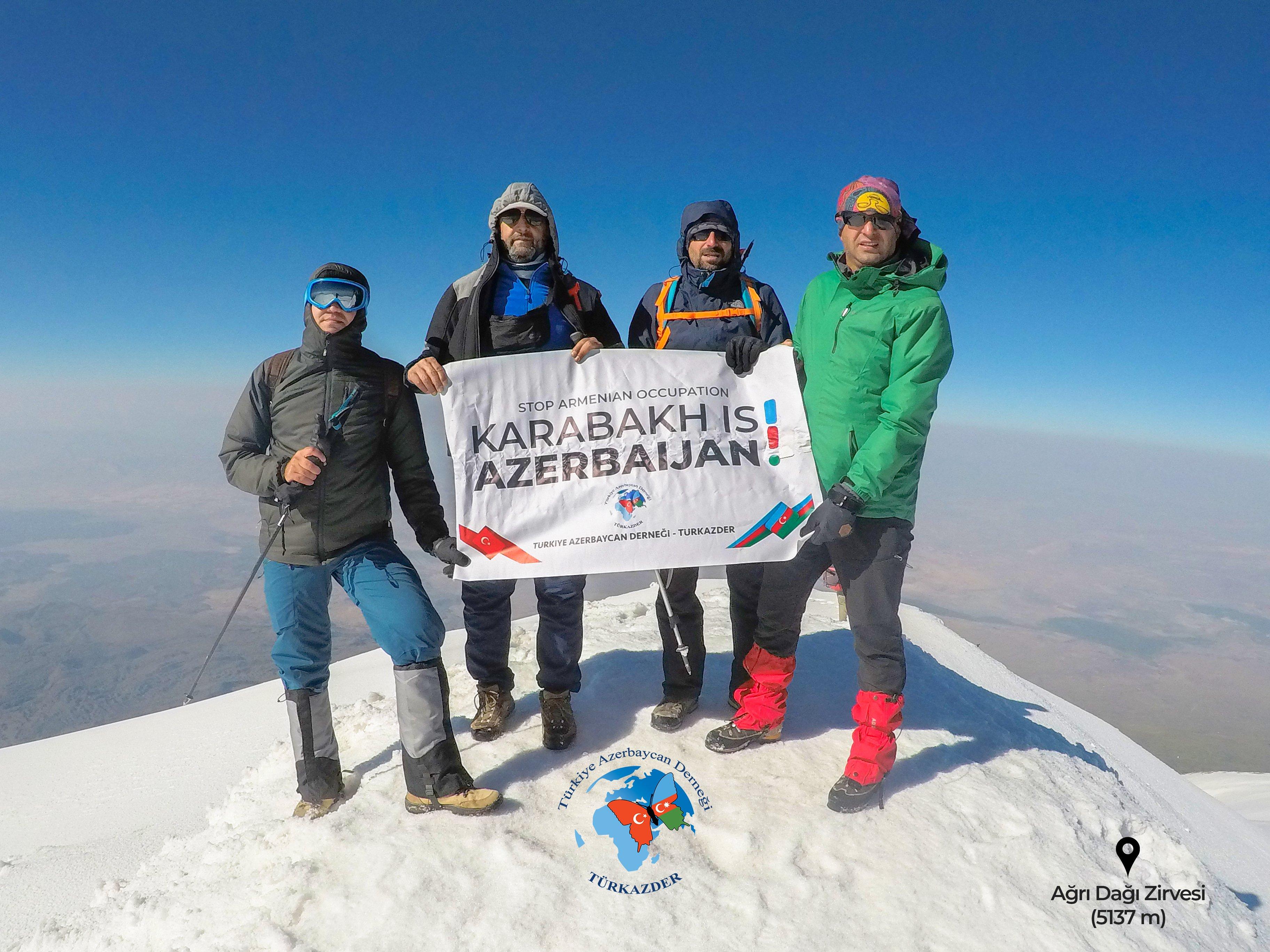 На вершине Агрыдага поднят плакат “Карабах – это Азербайджан!”
