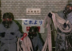 Yaponiya Tokio metrosunda terror hücumu qurbanlarını yad edir