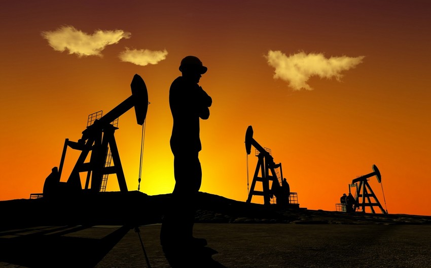 Azerbaijani oil price slightly drops