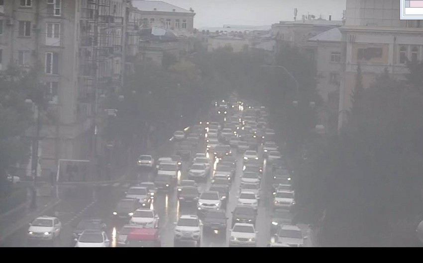 На дорогах Баку затруднено движение транспорта