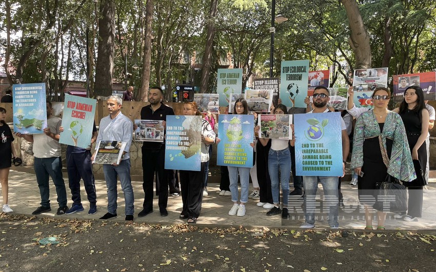 Azerbaijanis hold protest in front of UN office in Georgia