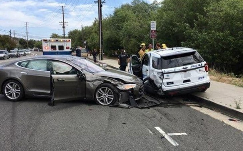 В Калифорнии электрокар Tesla при движении в режиме автопилота врезался в машину полиции
