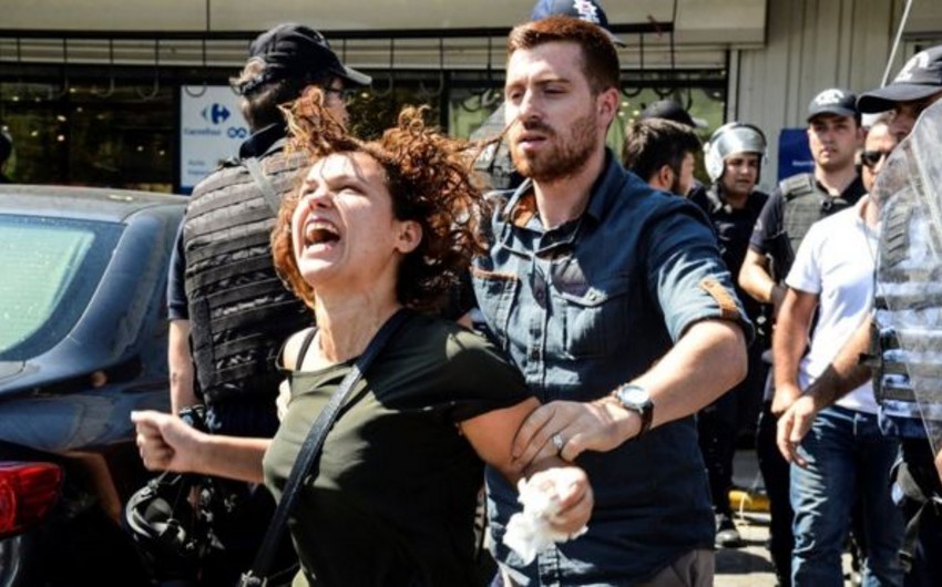 Турецкая полиция разогнала демонстрацию против увольнения 11 тысяч учителей
