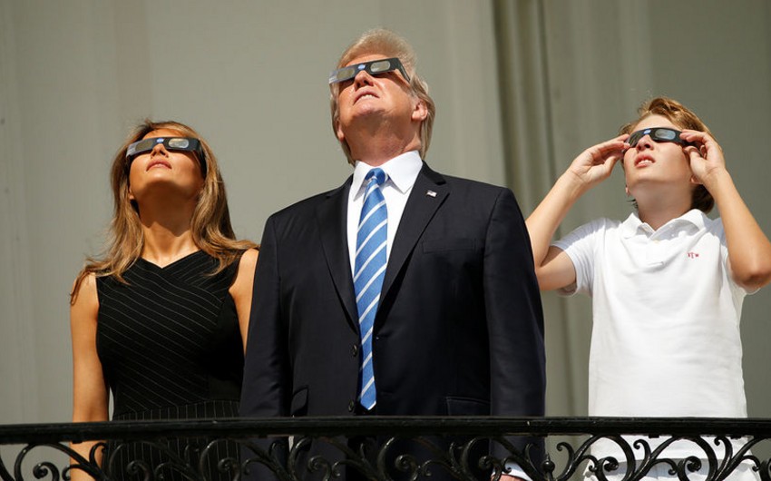 Трамп понаблюдал за солнечным затмением с женой и сыном