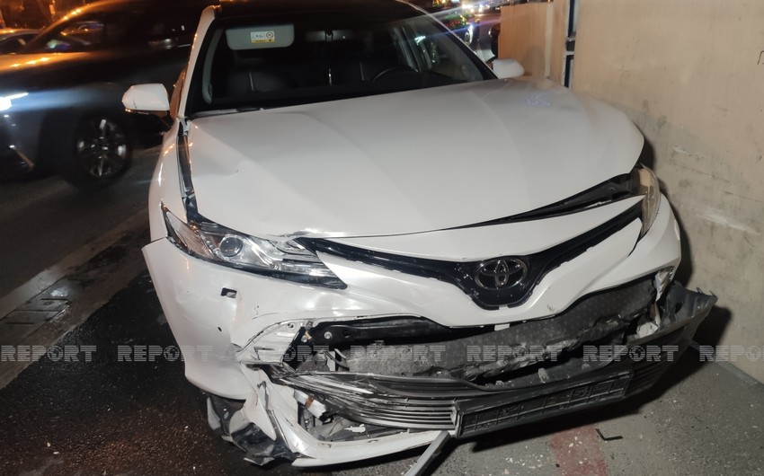 В Баку столкнулись три автомобиля
