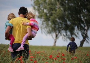 В Азербайджане предлагается давать отцам оплачиваемый отпуск после рождения ребенка