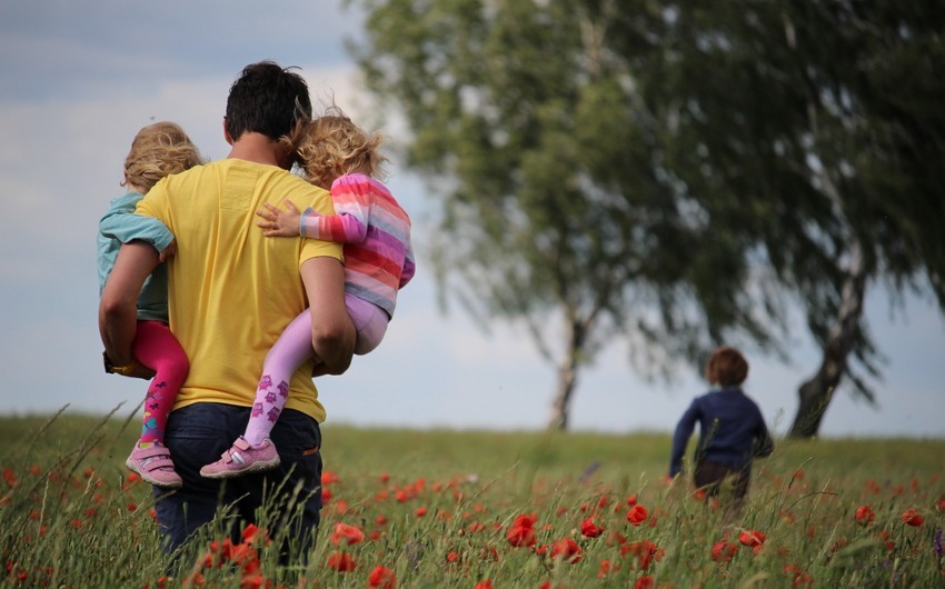 В Азербайджане предлагается давать отцам оплачиваемый отпуск после рождения ребенка