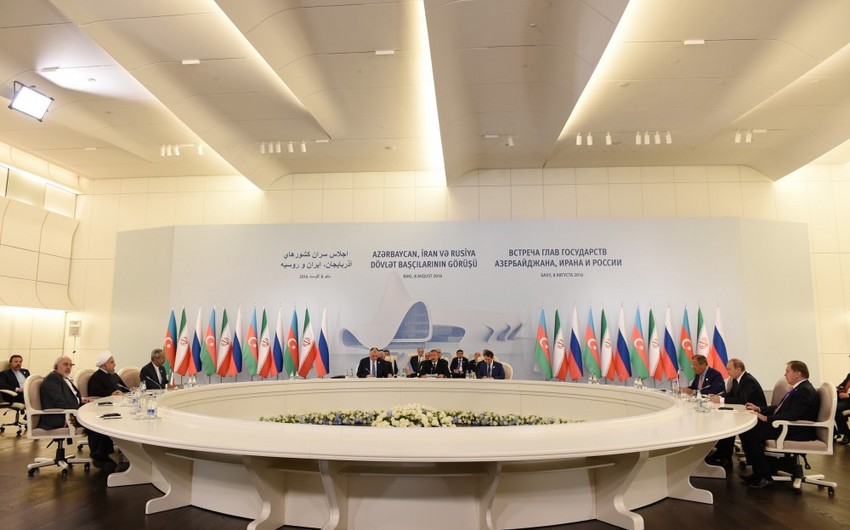 В Баку началась трехсторонняя встреча Путина, Алиева и Рухани