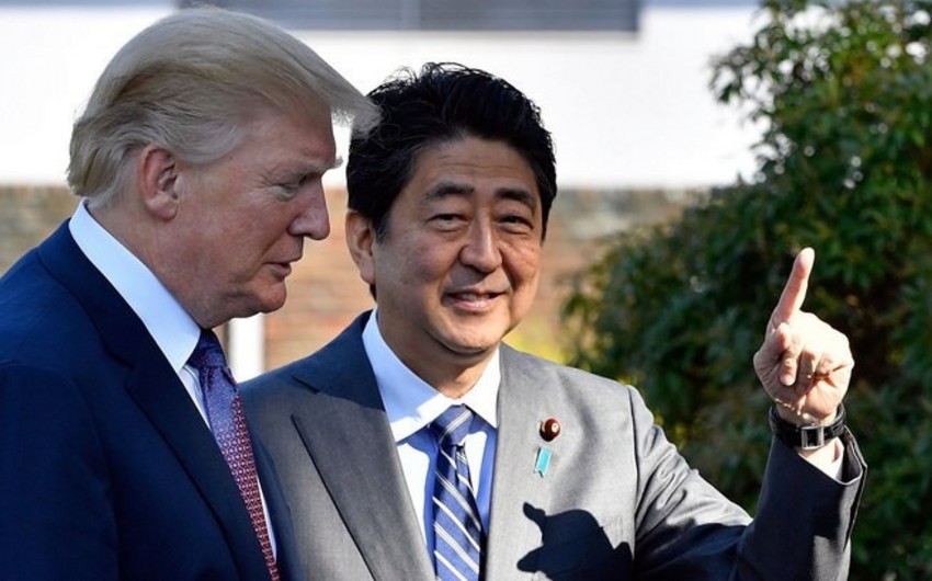 Трамп и Абэ побывали на японском боевом корабле