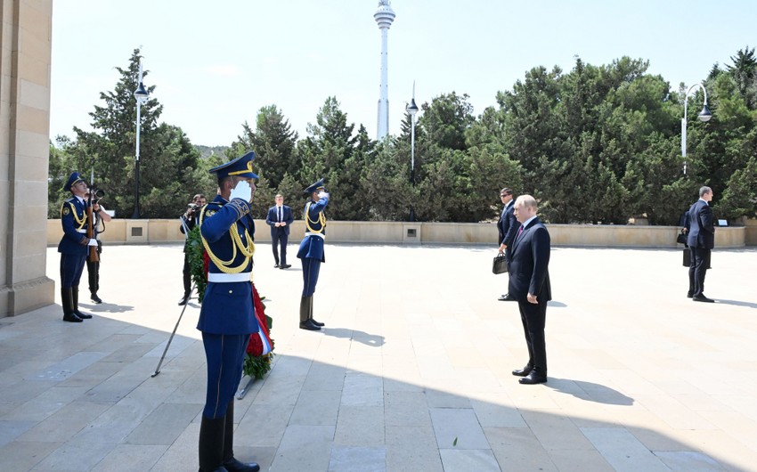 Russian President Vladimir Putin pays tribute to Azerbaijani martyrs