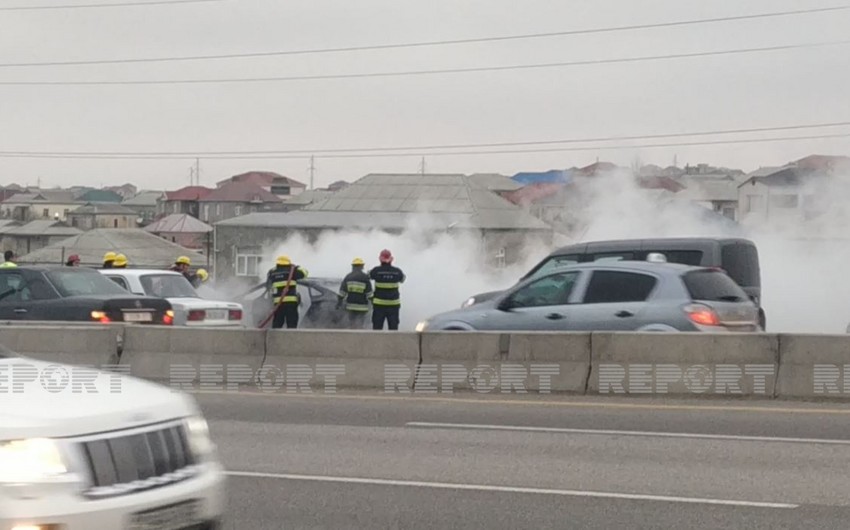 На трассе Баку-Губа загорелся автомобиль, водитель получил ожоги