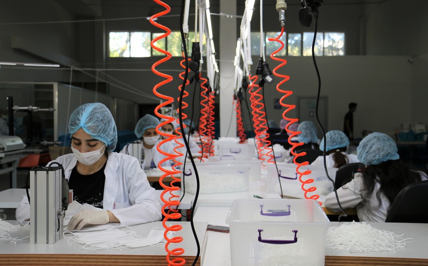 В Азербайджан доставлено новое оборудование для производства медмасок