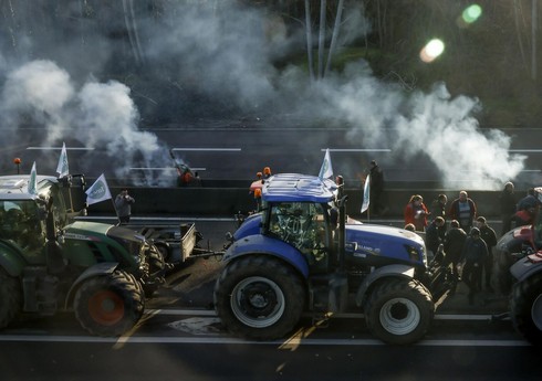Колонна из 200 тракторов протестующих итальянских фермеров движется к Риму