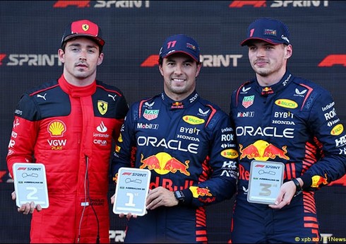 Формула-1: Эльнур Мамедли наградил победителей спринтерской гонки