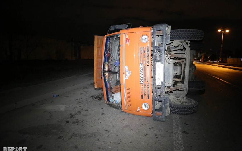 В Гаджигабуле перевернулся грузовой автомобиль, водитель получил травмы