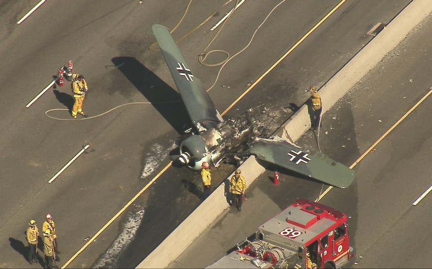 В Калифорнии на шоссе рухнул самолёт времён Второй мировой войны - ВИДЕО