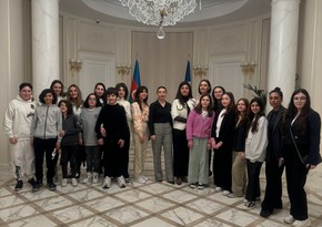 Посол Азербайджана встретилась с группой учеников Школы мира в Париже
