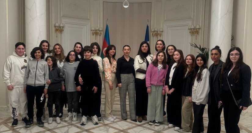 Посол Азербайджана встретилась с группой учеников Школы мира в Париже