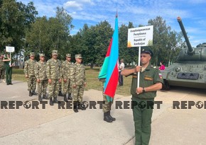 Азербайджанские военнослужащие принимают участие в танковом биатлоне 