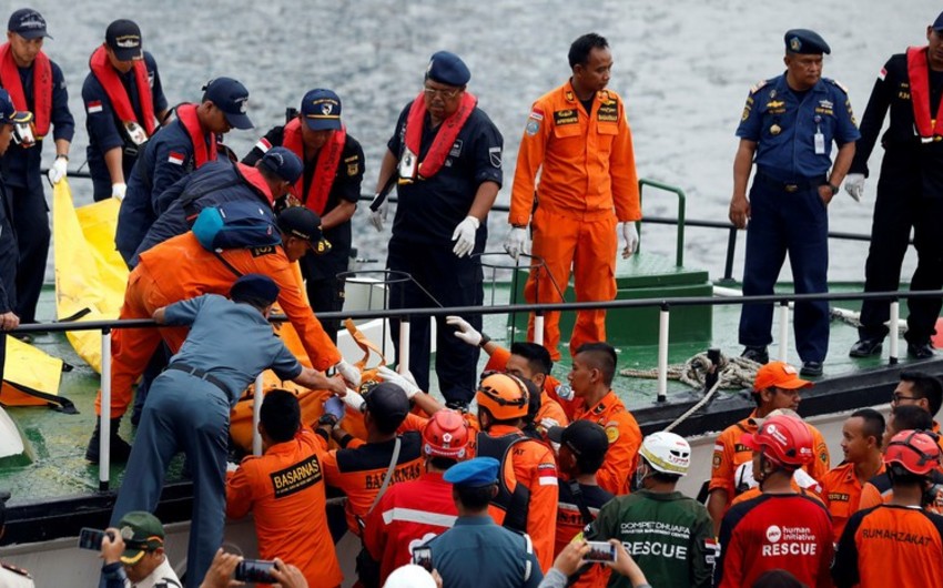 Rescuers detect black boxes of crashed Indonesian plane