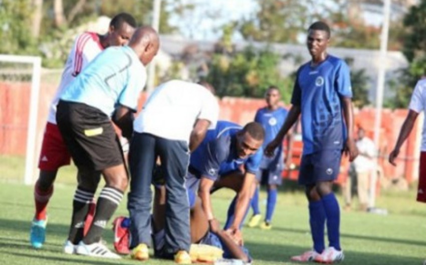 Tanzaniyada oyun zamanı futbolçu ölüb
