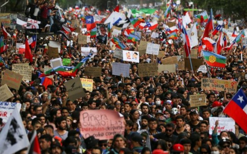 Тысячи человек вышли на новый марш протеста в столице Чили