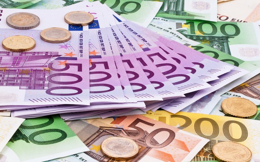 Евро дешевеет на фоне ожидания статистики из еврозоны