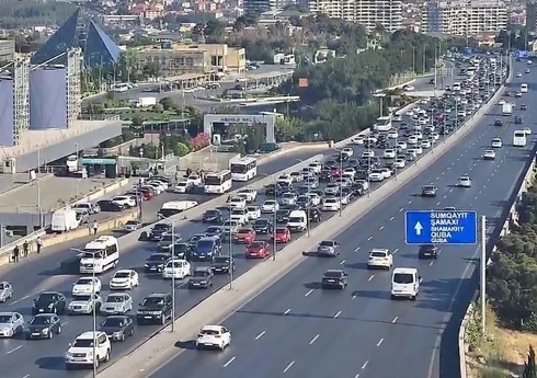 На ряде дорог в Баку затруднено движение транспорта