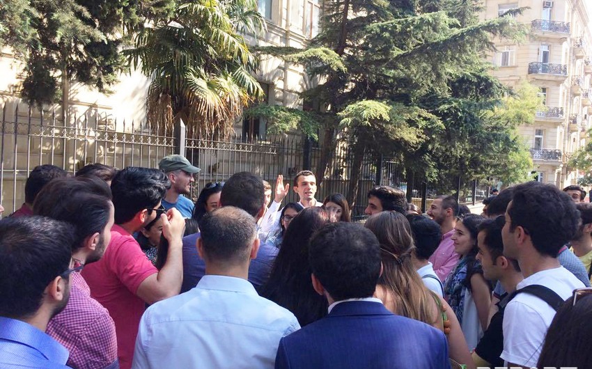 Группа студентов выразила у МИД Азербайджана недовольство в связи с невыдачей им виз для учебы в Италии - ФОТО