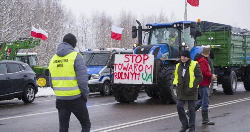 Polish farmers protest at 2 checkpoints on border with Ukraine