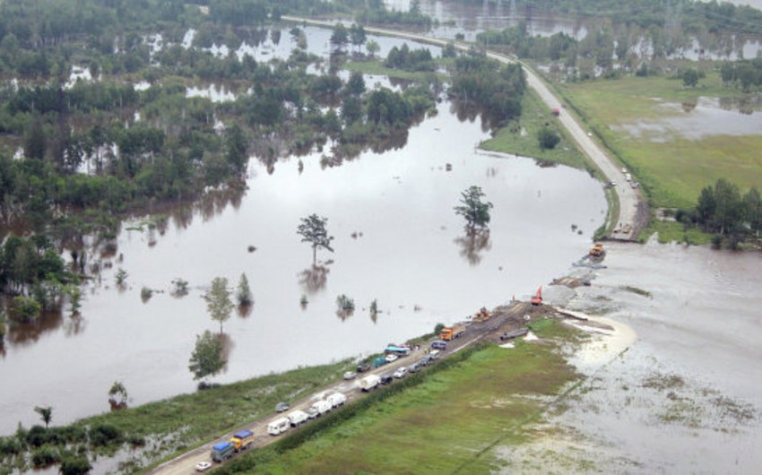 Паводок в Китае смыл несколько машин в реку, есть погибшие