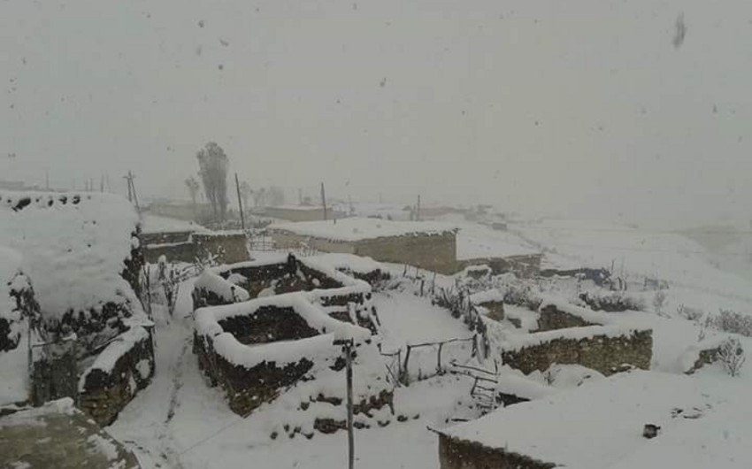 Снег в Дашкесанском районе оставил часть города без света