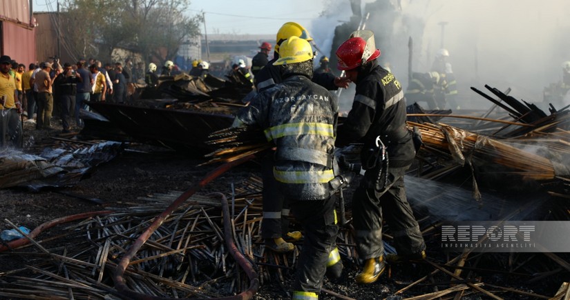 МЧС: Пожар на рынке пиломатериалов в Баку потушен