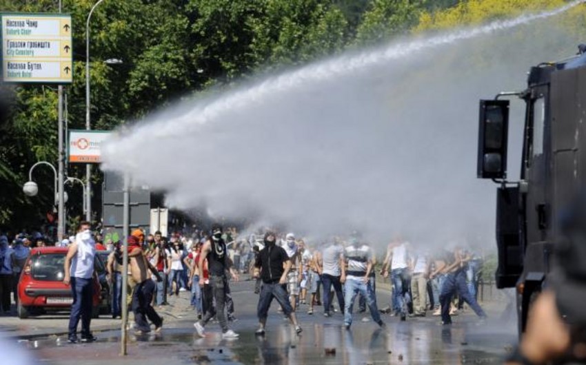 Macedonia police use tear gas against migrants