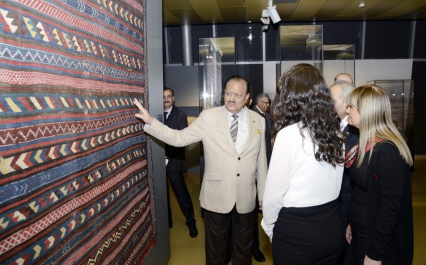 Pakistani President tours Azerbaijan Carpet Museum