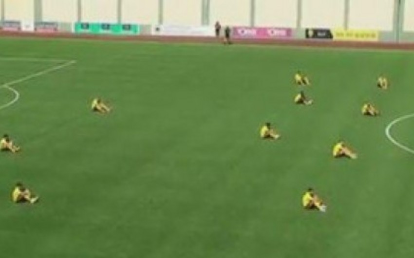 Colombian football players sit down to protest