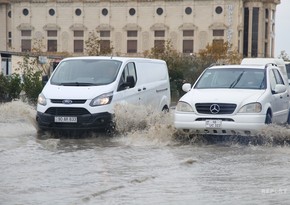 Дождливая картина Баку: автомобильные дороги и тротуары затопило водой - ФОТОРЕПОРТАЖ