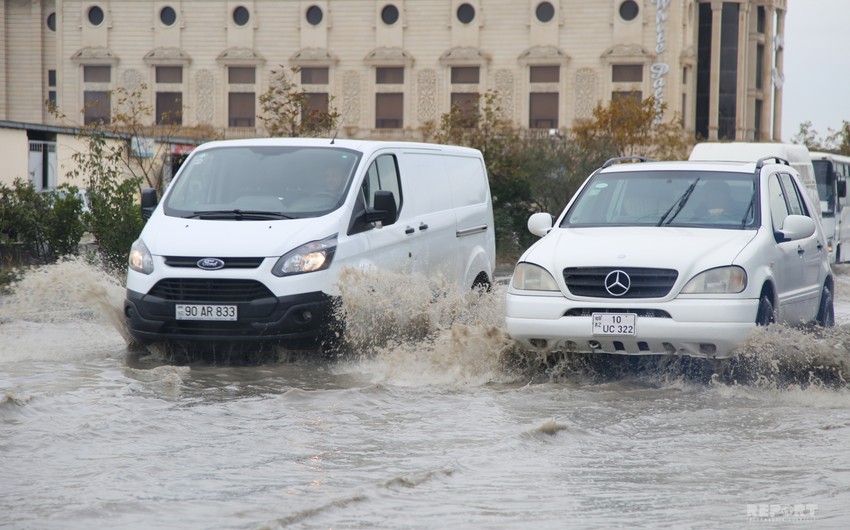 Дождливая картина Баку: автомобильные дороги и тротуары затопило водой - ФОТОРЕПОРТАЖ
