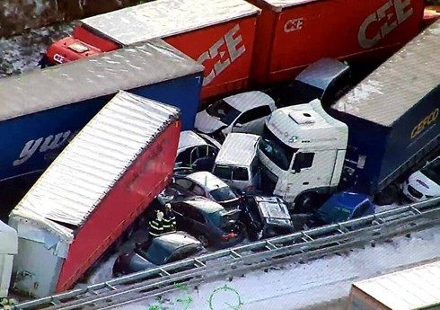 На скоростной магистрали в Чехии столкнулись 40 автомобилей