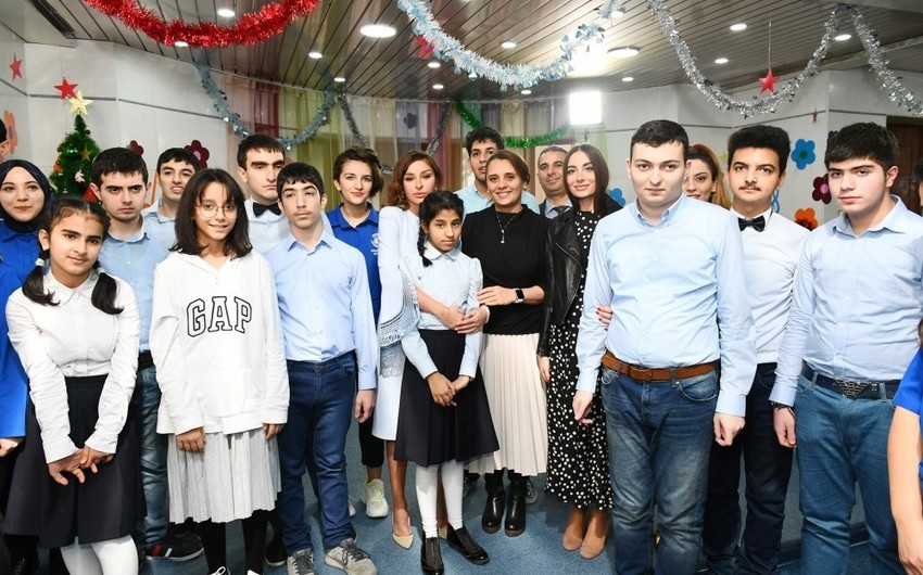 Первый вице-президент Мехрибан Алиева приняла участие в праздничном веселье в Центре реабилитации для детей с синдромом аутизма - ФОТО
