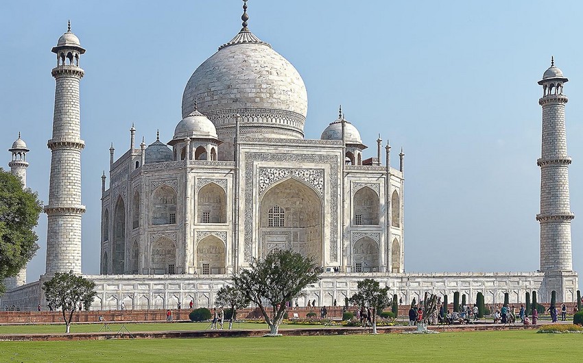 Bomb threat at Taj Mahal