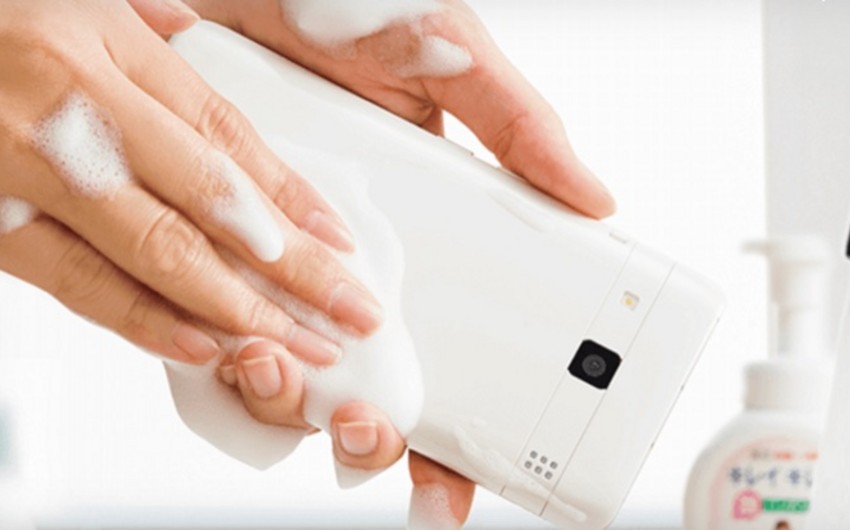 В Японии выпустили смартфон, который можно помыть мылом - ВИДЕО