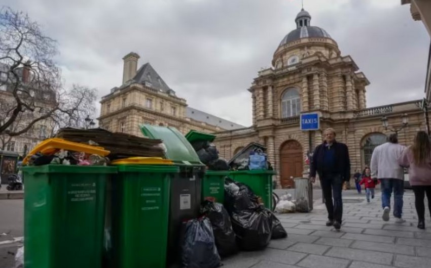 About 6,000 tons of garbage accumulated in Paris due to street cleaners' strike
