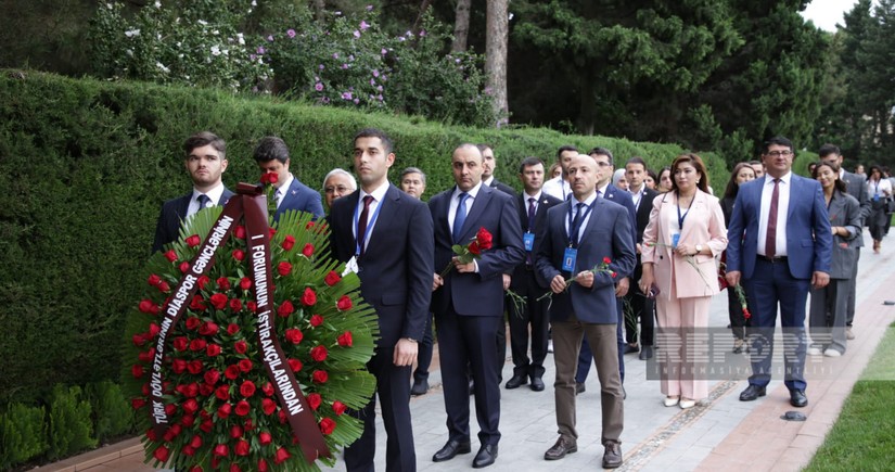 Türk Dövlətlərinin Diaspor Gəncləri Fəxri və Şəhidlər xiyabanlarını ziyarət ediblər