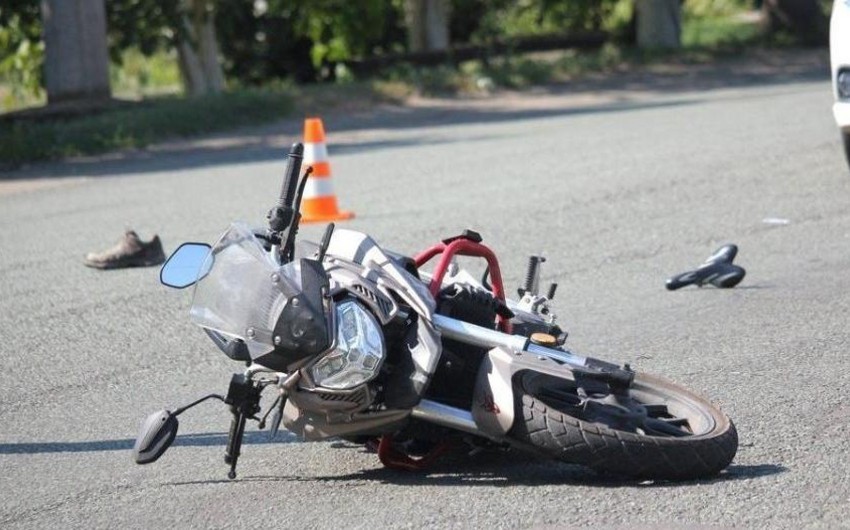 Paytaxtda motosikletçini avtomobil vuraraq xəsarət yetirib